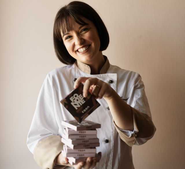 Francesca Caon con il suo cioccolato tra le mani (foto concessa)
