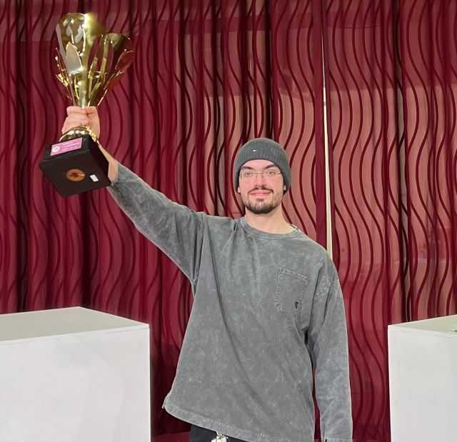 Gabriele Pezzaioli con il suo trofeo brewers (foto concessa)