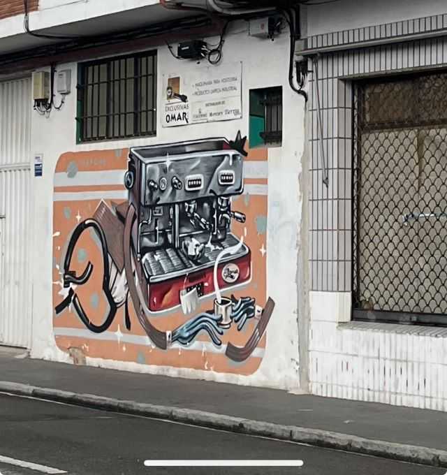 La macchina del caffè dipinta sulle case a Vitoria