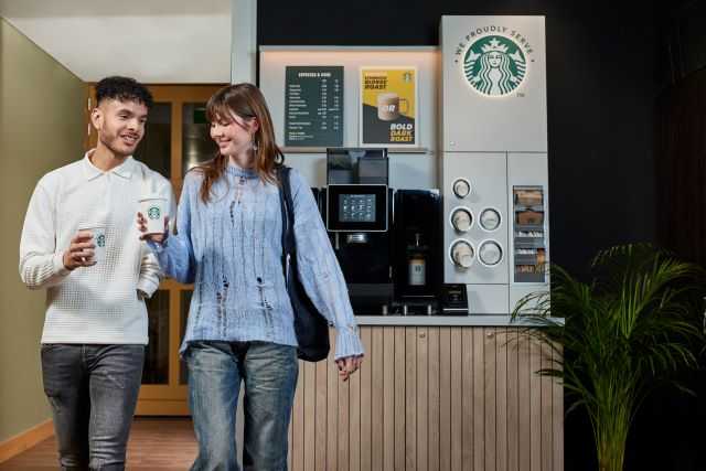 We Proudly Serve Starbucks (foto concessa)