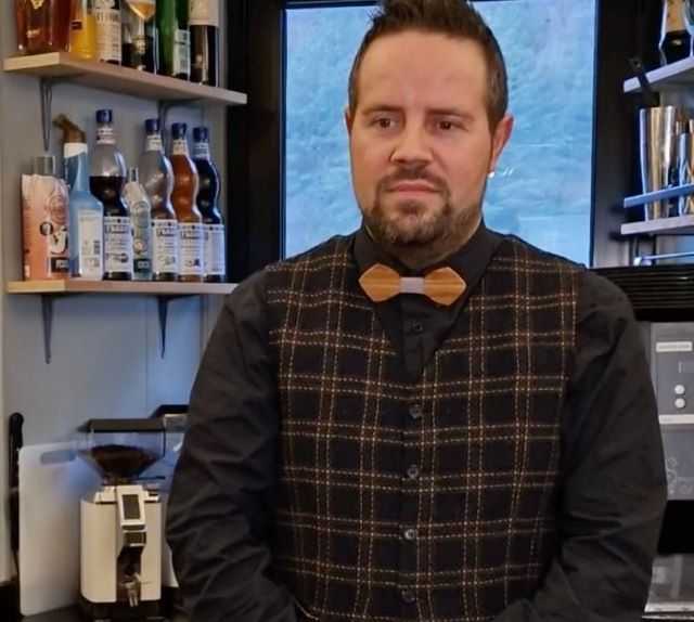 Marco Giannellini, il barista di Premilcuore (foto concessa) bar il caffè