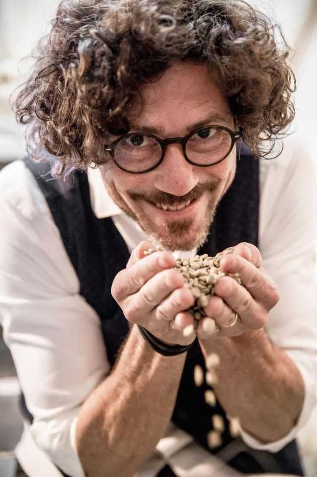 Marco Greco con i suoi chicchi in mano (foto concessa) caffè cittadino