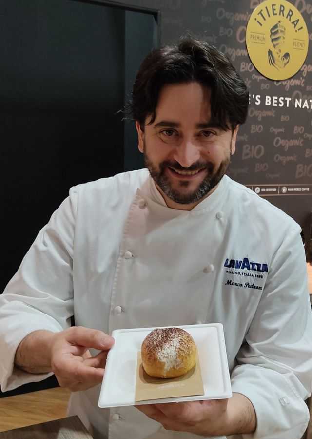 Marco Pedron a Venditalia con il maritozzo al tiramisù