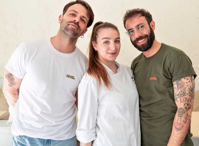 I tre dietro la pasticceria Sisu, da sinistra, Alessandro Sanso, Silvia Dell'Acqua e Giuseppe Gallello(foto concessa)