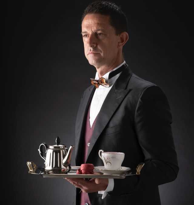 Igor Battistin nei panni del Personal Tea Butler, @marcotortato
