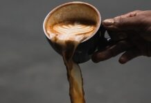 Quanto costa mangiare in Italia? Da Bolzano a Catanzaro, la mappa dei prezzi città per città cappuccino caffè