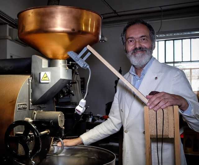 Alberto Trabatti alla sua macchina tostatrice (foto concessa)