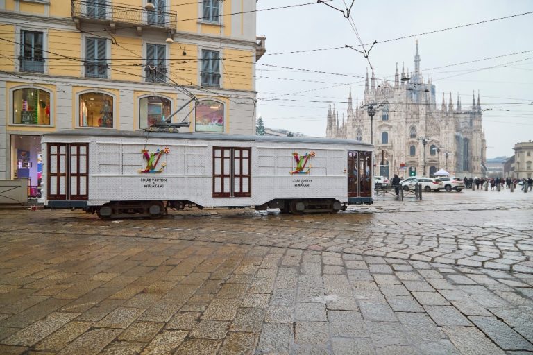 Louis Vuitton celebra la nuova collezione con l’artista Takashi Murakami con il tram caffé letterario a Milano