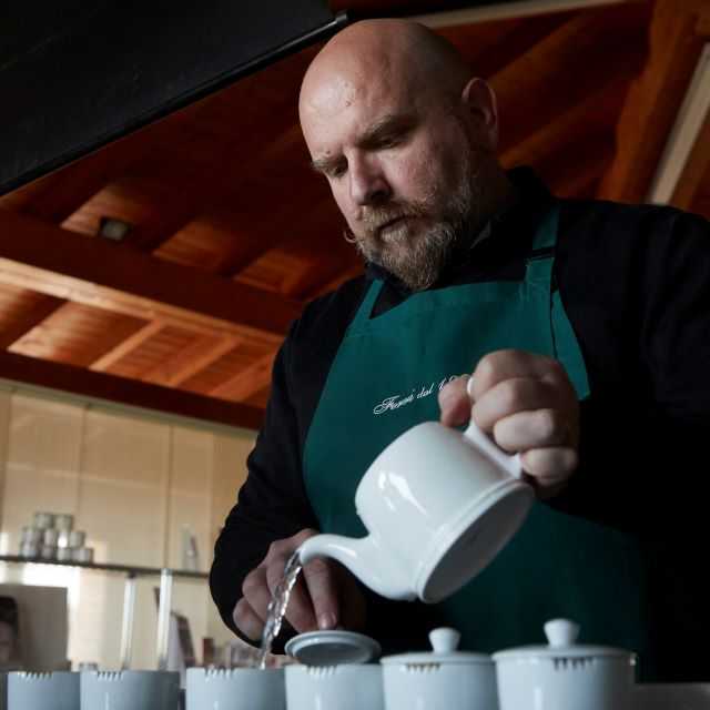 Albino Ferri serve il tè (foto dal sito aziendale)