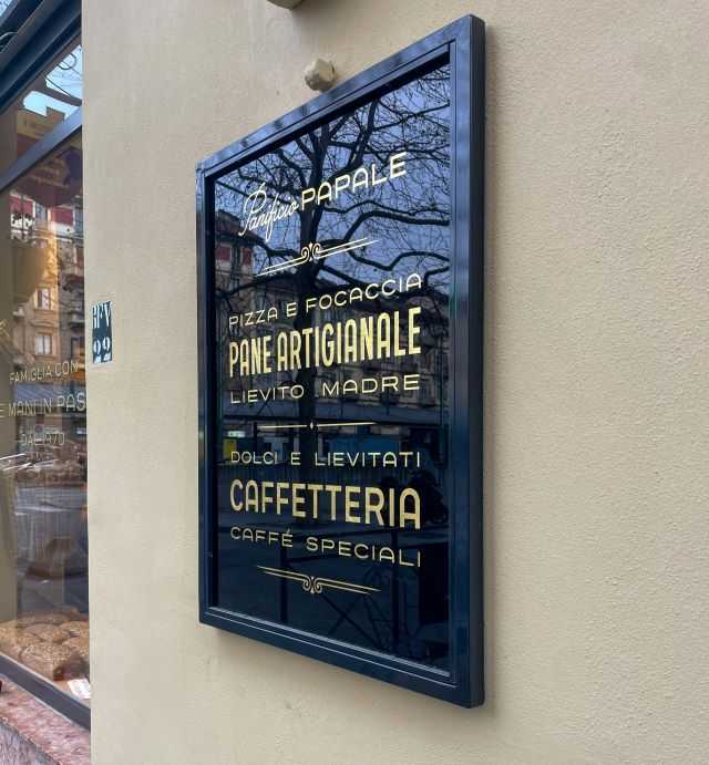 La targa all'ingresso dello storico Panificio Papale (foto concessa)