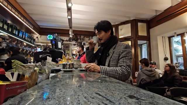 Yong Jeon assapora prima con il naso l'aroma del caffè (foto concessa)