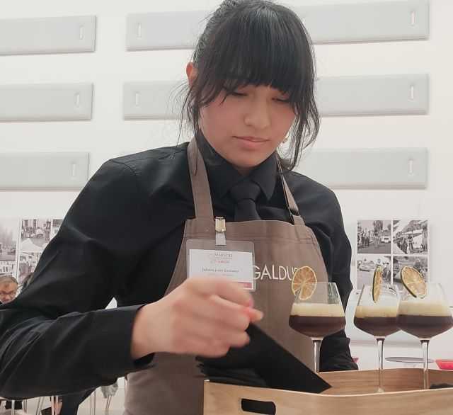 Juliana Gonzales mentre serve alla giuria