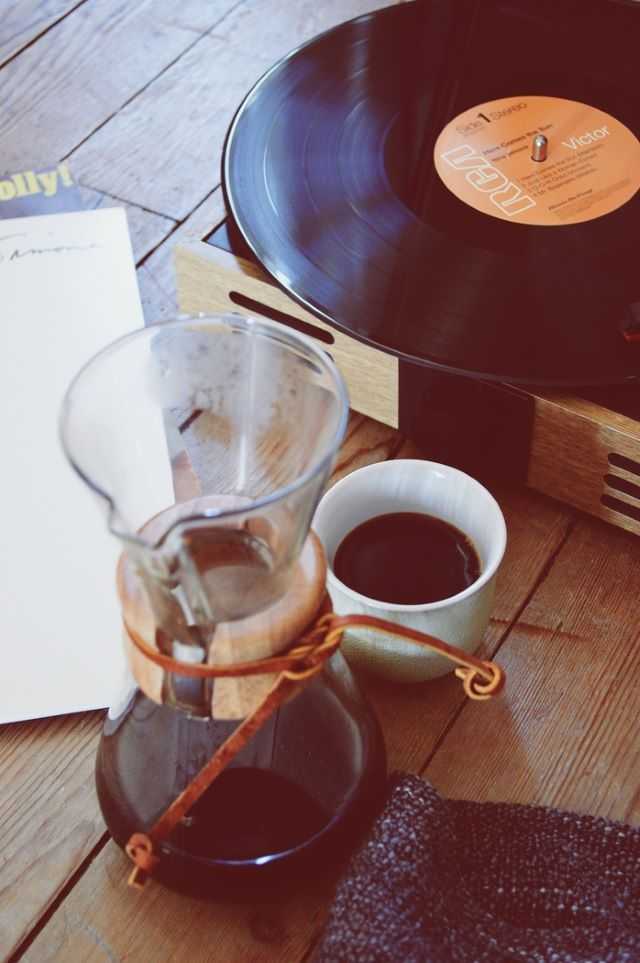 La musica in caffetteria (foto da pxhere.com)