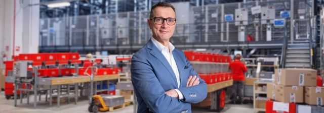 Gilberto Guidi nel centro logistico REPA a Cesena (foto concessa)