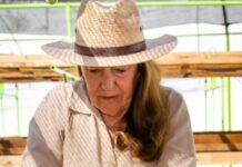 Nella Finca La Senda, in Guatemala la specialty coffee farm: “Il nostro caffè non è caro, è giusto” Maria Eugenia Escobar con lo specialty della Finca La Senda (foto concessa)