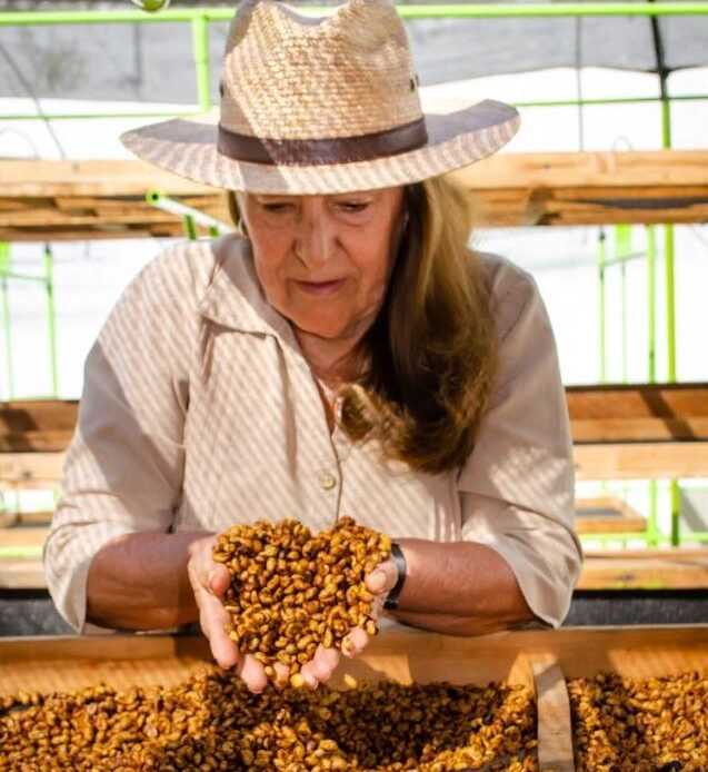 Maria Eugenia Escobar con lo specialty della Finca La Senda (foto concessa)