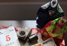 Il tè coreano vola a La Teiera Eclettica, Milano: origini, storia e attualità nell’incontro con l’azienda Jukro Il tè di Jukro, sul piattino rettangolare le foglie di quello bianco (foto concessa) corea