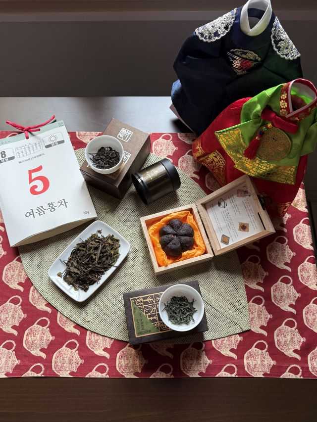 Il tè di Jukro, sul piattino rettangolare le foglie di quello bianco (foto concessa) corea